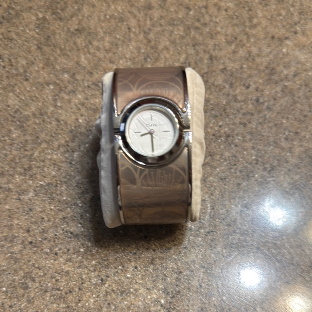 Fossil brown/gold/silver bracelet watch. Like new no scratches. NEW battery.